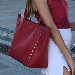 Michael Kors bag is looks new condition!